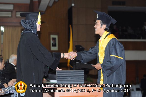 wisuda-fe-0leh-dekan-144