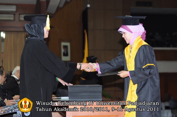 wisuda-fe-0leh-dekan-145