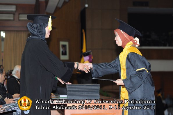 wisuda-fe-0leh-dekan-146