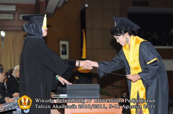 wisuda-fe-0leh-dekan-148