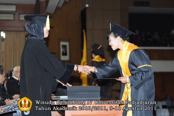 wisuda-fe-0leh-dekan-149