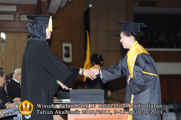 wisuda-fe-0leh-dekan-150