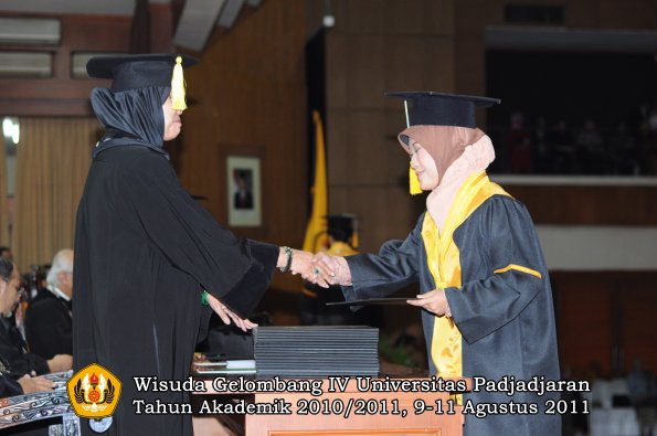 wisuda-fe-0leh-dekan-151