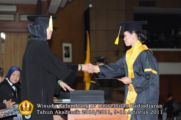 wisuda-fe-0leh-dekan-152