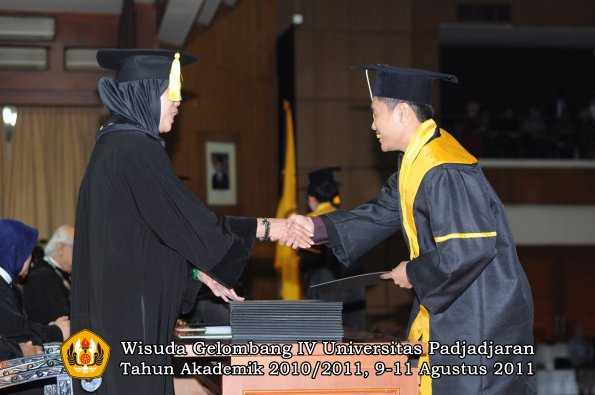 wisuda-fe-0leh-dekan-154