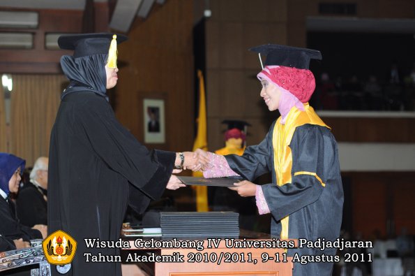 wisuda-fe-0leh-dekan-156