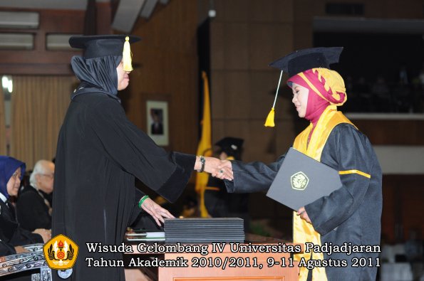 wisuda-fe-0leh-dekan-158