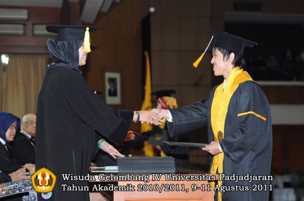 wisuda-fe-0leh-dekan-159