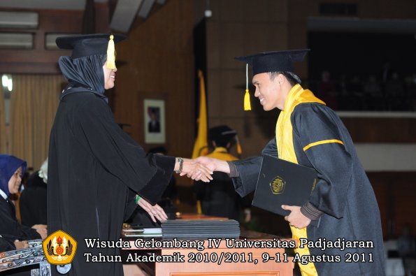 wisuda-fe-0leh-dekan-163