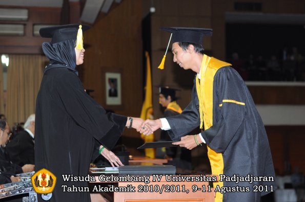 wisuda-fe-0leh-dekan-169