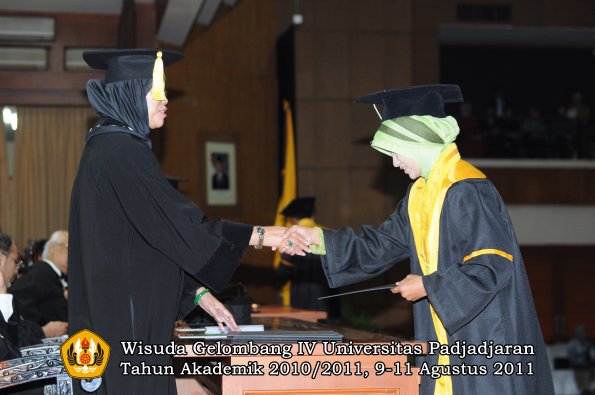 wisuda-fe-0leh-dekan-174