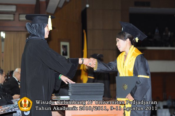 wisuda-fe-0leh-dekan-180