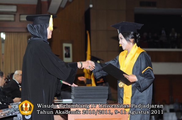 wisuda-fe-0leh-dekan-181