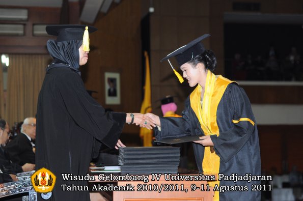 wisuda-fe-0leh-dekan-184