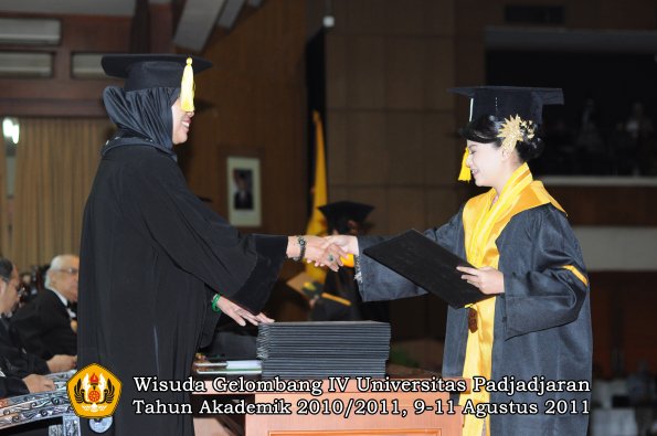 wisuda-fe-0leh-dekan-186