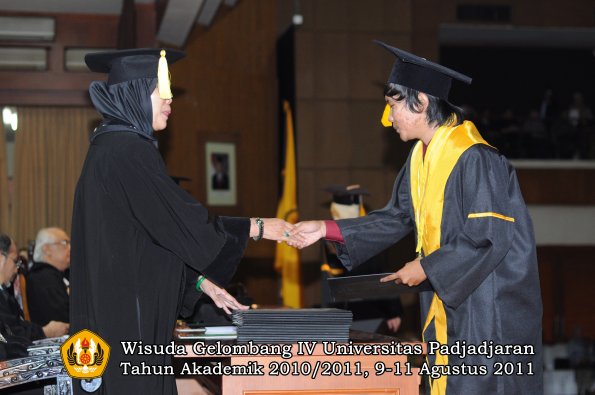 wisuda-fe-0leh-dekan-197