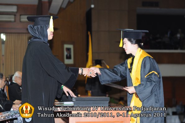 wisuda-fe-0leh-dekan-198