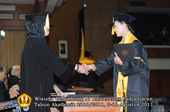 wisuda-fe-0leh-dekan-211