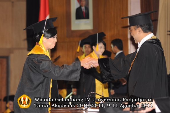 wisuda-fe-oleh-rektor_031