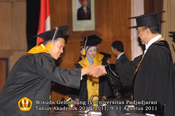 wisuda-fe-oleh-rektor_034