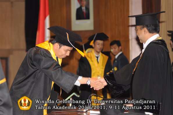 wisuda-fe-oleh-rektor_041