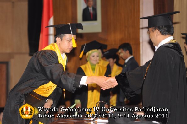 wisuda-fe-oleh-rektor_042