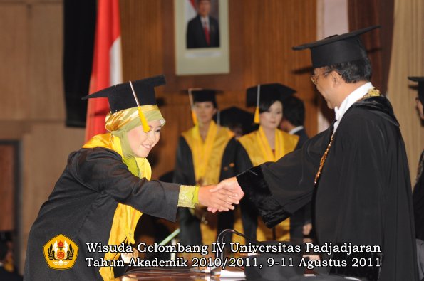 wisuda-fe-oleh-rektor_043