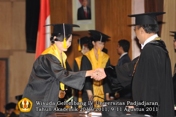 wisuda-fe-oleh-rektor_044