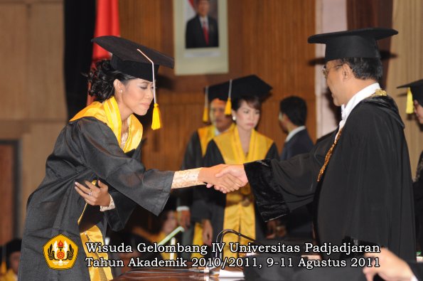 wisuda-fe-oleh-rektor_045