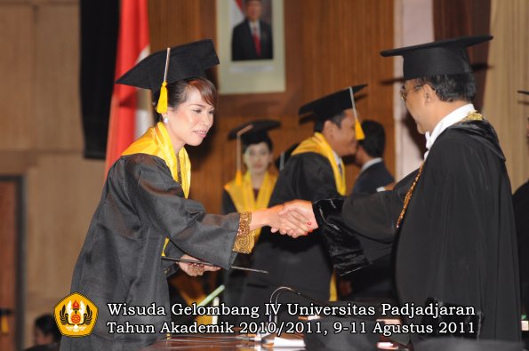 wisuda-fe-oleh-rektor_046