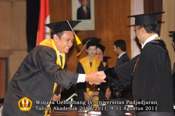 wisuda-fe-oleh-rektor_047