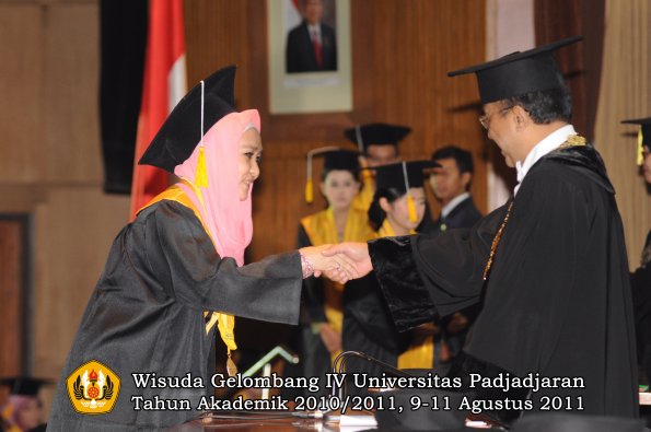 wisuda-fe-oleh-rektor_049