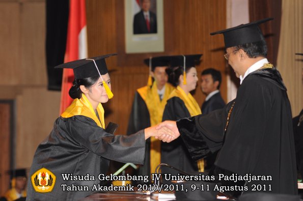 wisuda-fe-oleh-rektor_050