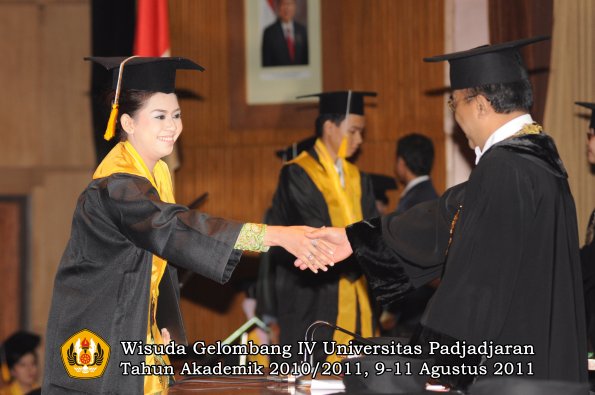 wisuda-fe-oleh-rektor_051