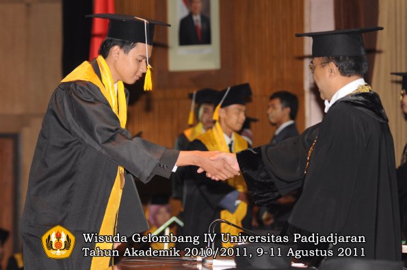 wisuda-fe-oleh-rektor_052