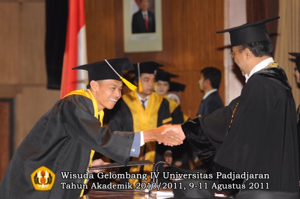 wisuda-fe-oleh-rektor_053