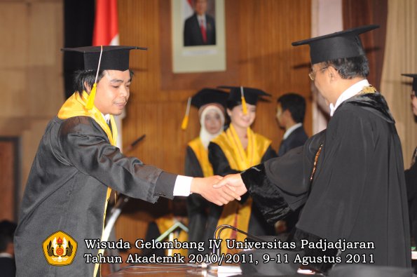 wisuda-fe-oleh-rektor_054