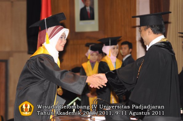 wisuda-fe-oleh-rektor_056