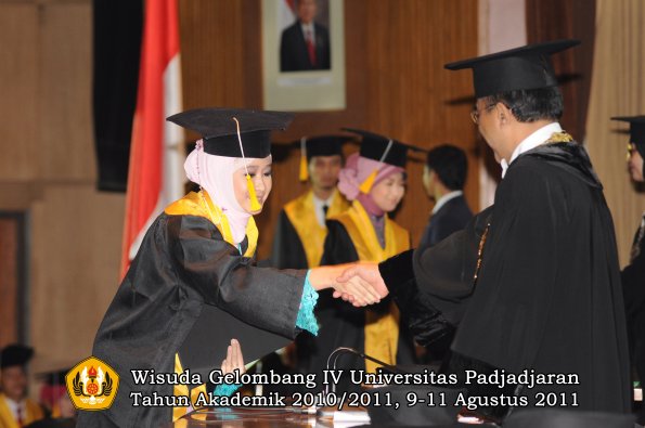 wisuda-fe-oleh-rektor_057