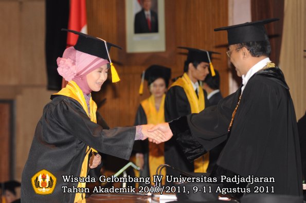 wisuda-fe-oleh-rektor_058