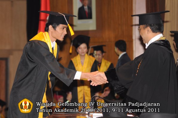 wisuda-fe-oleh-rektor_059