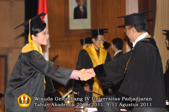 wisuda-fe-oleh-rektor_060