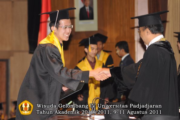 wisuda-fe-oleh-rektor_061