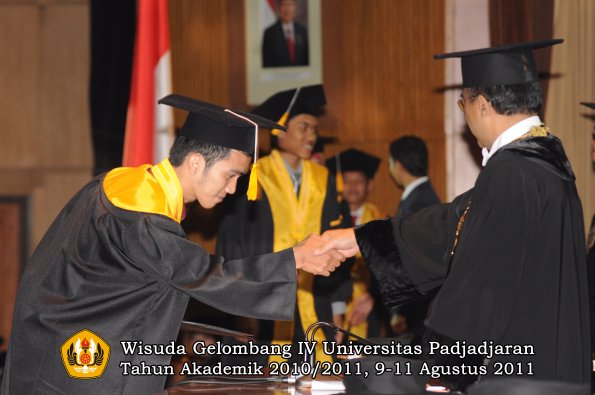 wisuda-fe-oleh-rektor_062