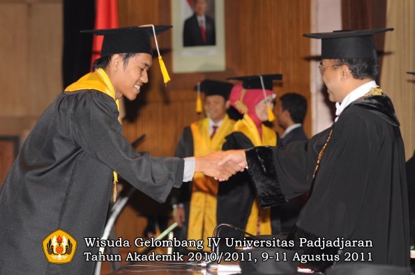 wisuda-fe-oleh-rektor_063