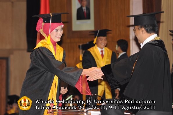 wisuda-fe-oleh-rektor_064