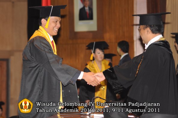 wisuda-fe-oleh-rektor_065