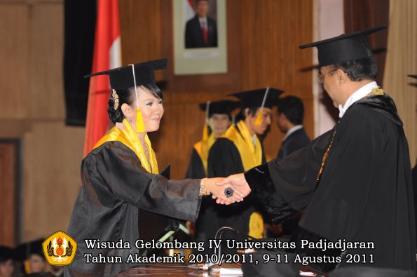 wisuda-fe-oleh-rektor_066