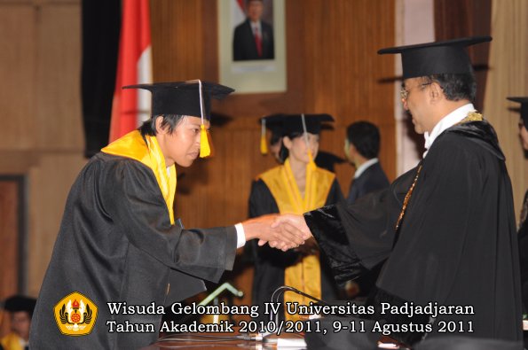 wisuda-fe-oleh-rektor_067