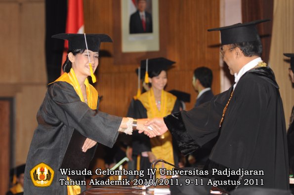 wisuda-fe-oleh-rektor_068